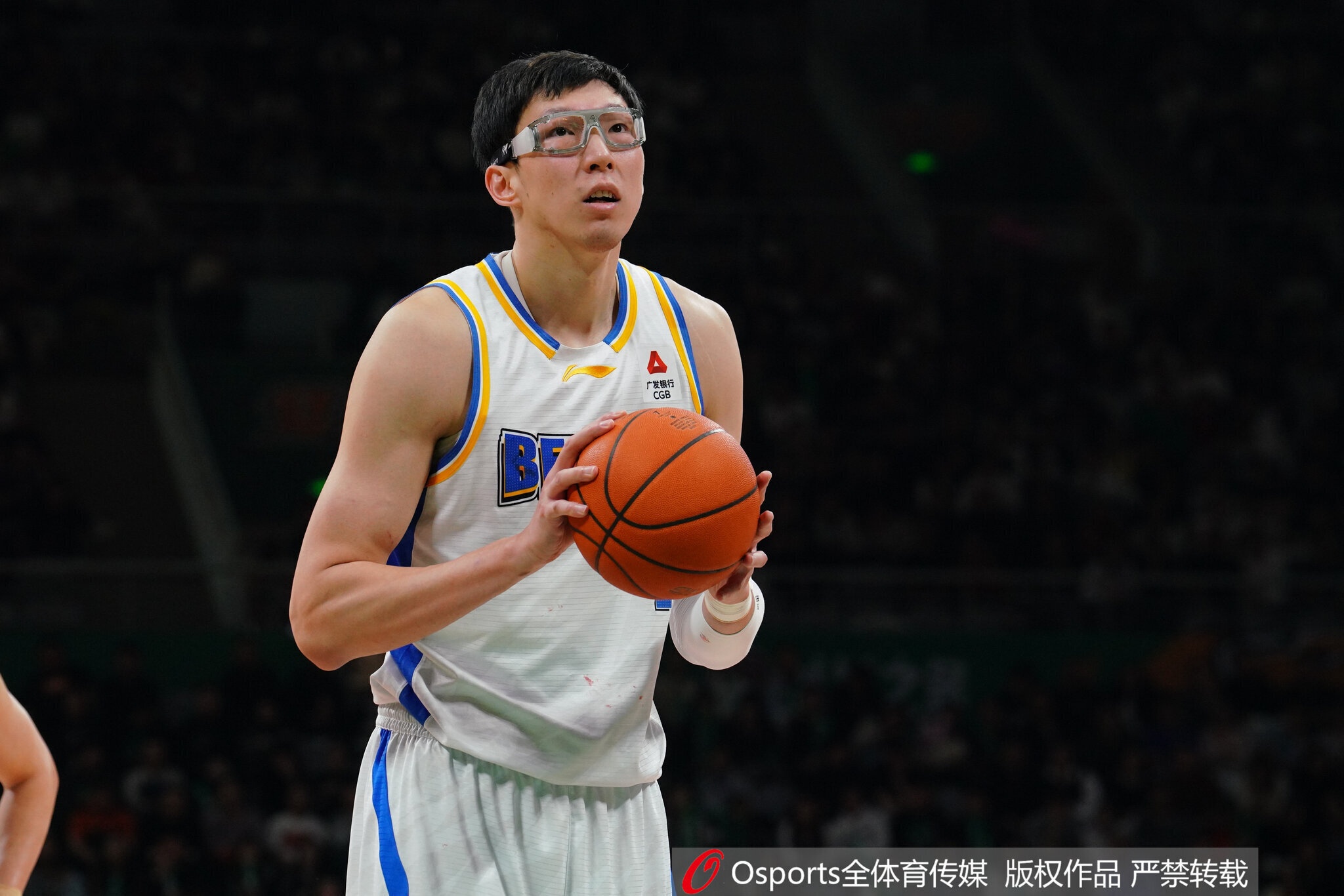 鲸鱼体育官方入口-高效两双！周琦6中5拿到14分11板2助1断1帽 最后时刻犯满